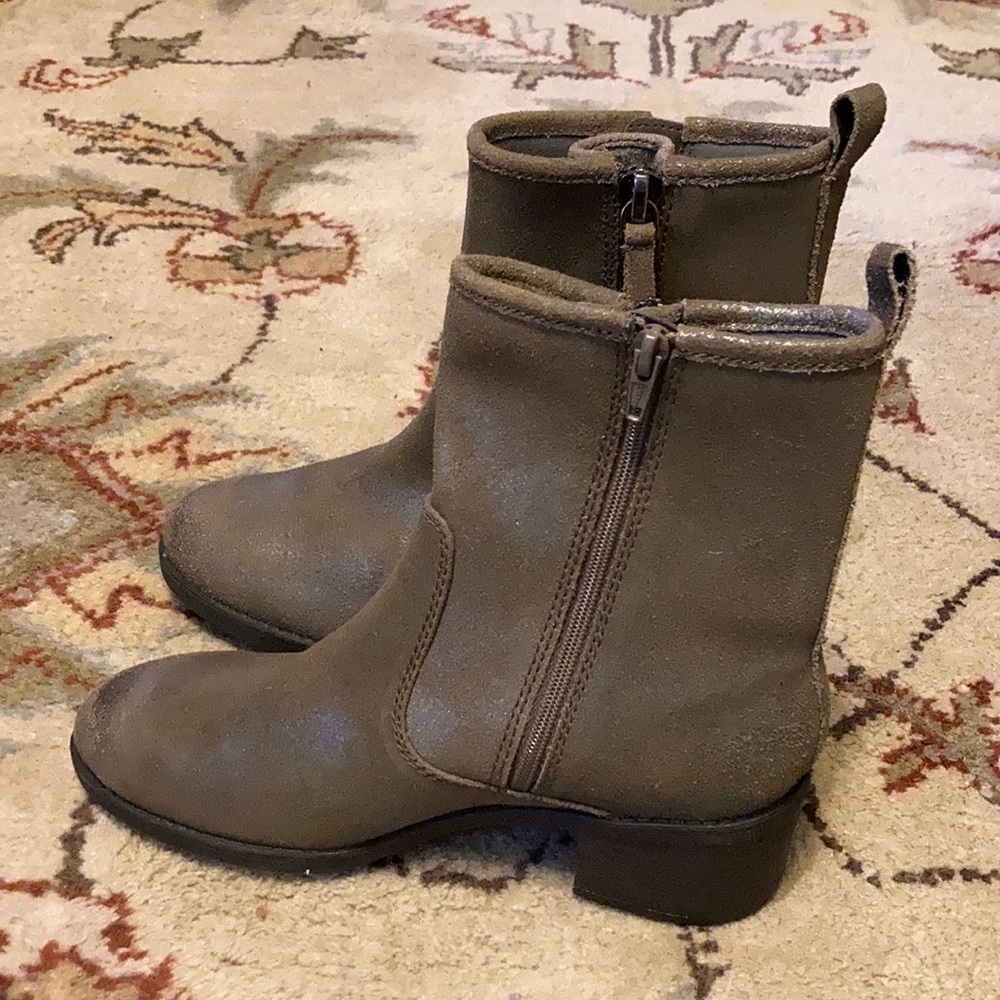 Clarks size 7 taupe boots